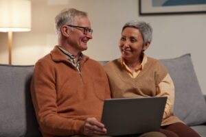 Understanding the Pros and Cons of Online Couples Therapy
